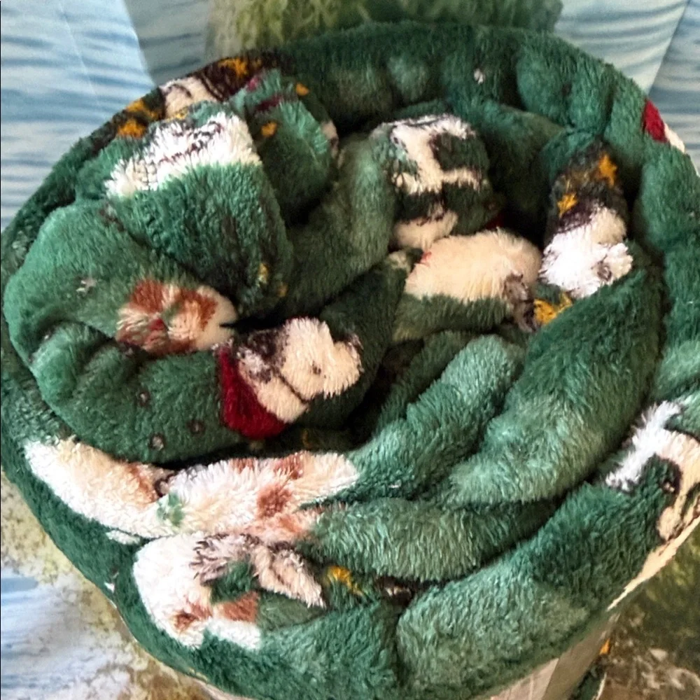 NWT Peanuts Snoopy Christmas Plush Throw Blanket